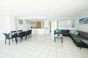 3 Bedroom Apartment Ocean Villa 02 | 3 bedrooms, iron/ironing board, free cots/infant beds, free WiFi - Skiathos Apartments (Whitsundays)