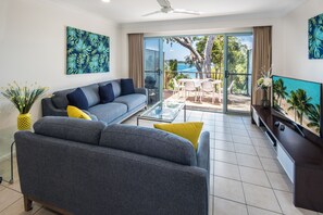 Departamento, 2 habitaciones, vista al océano (15) | Área de sala de estar | Televisión de plasma y reproductor de DVD