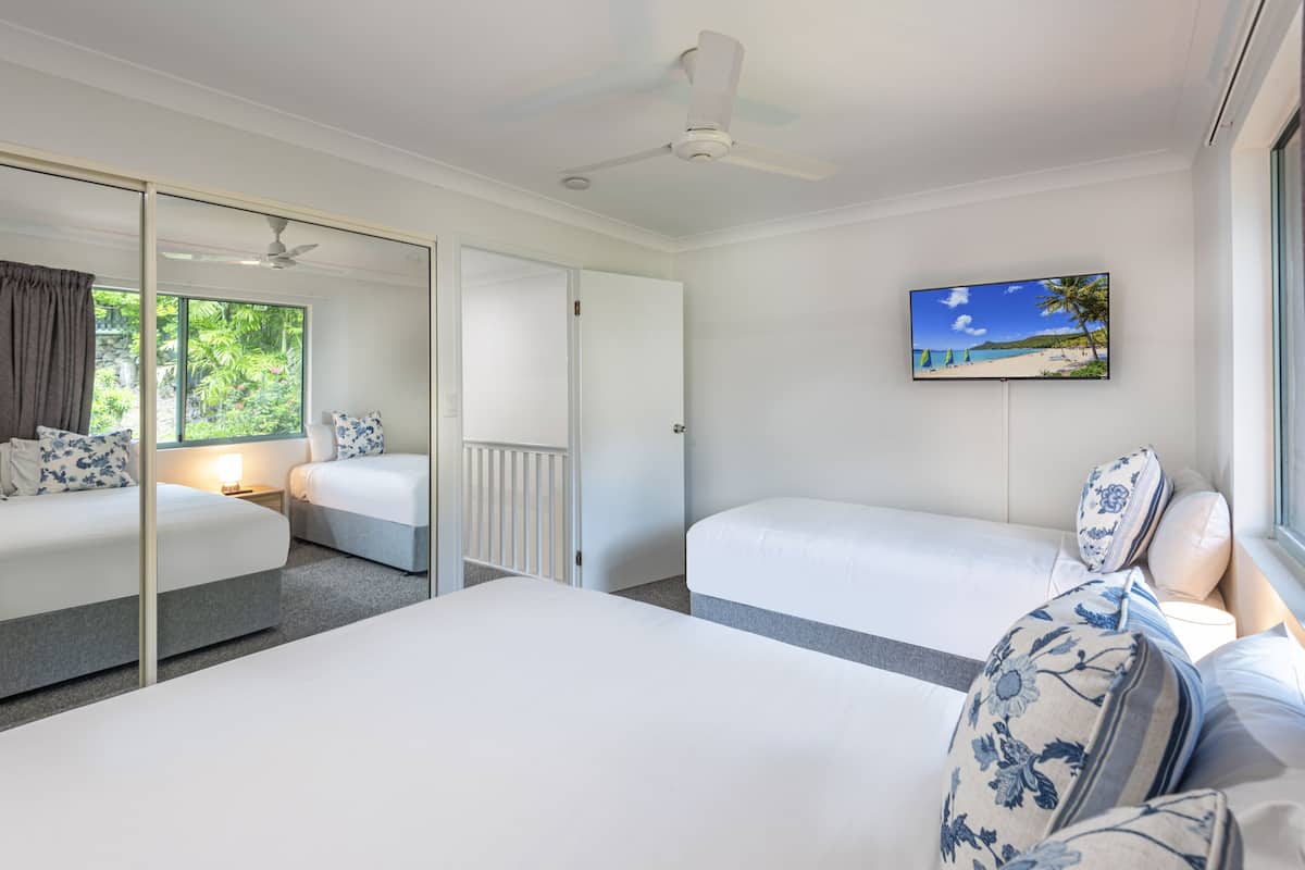 Executive appartement, 2 slaapkamers, uitzicht op zee | 2 slaapkamers, een strijkplank/strijkijzer, gratis wifi, beddengoed