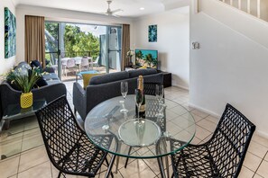 2 Bedroom Apartment 15  | In-room dining - Sunset Waters Apartments (Whitsundays)