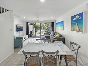 Living area - Sunset Waters Apartments (Whitsundays)