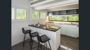 Full-sized fridge, microwave, oven, stovetop