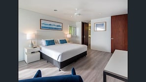 3 bedrooms, iron/ironing board, free cots/infant beds, free WiFi - Waves 08 - Apartments (Whitsundays)