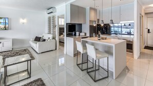 อพาร์ทเมนท์, 1 ห้องนอน, วิวทะเล (1306) | บริเวณนั่งเล่น | ทีวี, เครื่องเล่นดีวีดี