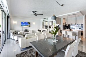Apartment, 1 Schlafzimmer, Meerblick (1306) | Essbereich im Zimmer