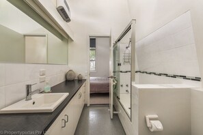 Separate tub and shower, free toiletries, hair dryer, towels - Bay Retreat Port Arthur (Port Arthur)