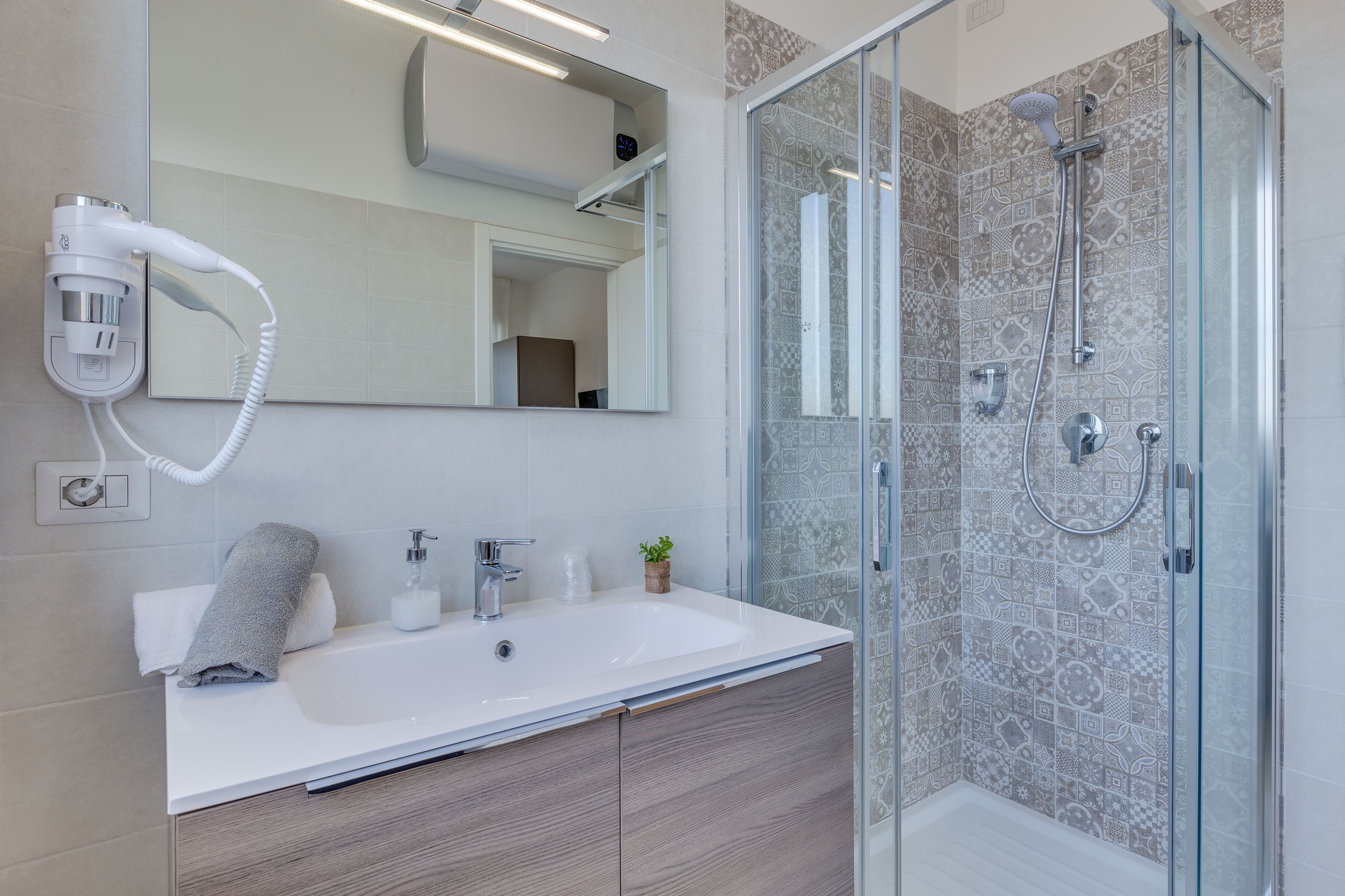 Luxury-Doppelzimmer, 1 Queen-Bett | Badezimmer | Dusche, kostenlose Toilettenartikel, Haartrockner, Bidet