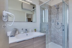 Quarto casal superluxo, 1 cama Queen | Banheiro | Chuveiro, produtos de toalete grátis, secador de cabelo, bidê