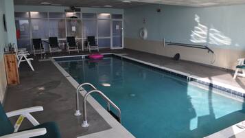 Alberca techada y alberca al aire libre