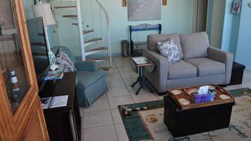 Smart TV, reproductor de DVD, tenis de mesa y libros