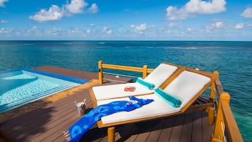 Piscine extérieure, piscine à débordement