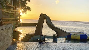 Alberca al aire libre y alberca infinita