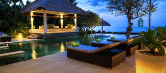 5 BR Luxurious Beachfront Villa - Large Swimming Pool &  Staff - Lovina Beach