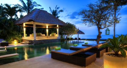 5 BR Luxurious Beachfront Villa - Grande piscine et personnel - Lovina Beach