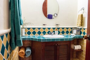 Een douche, een haardroger, handdoeken, zeep