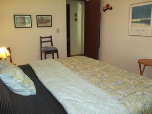 1 slaapkamer, een kluis op de kamer, een bureau