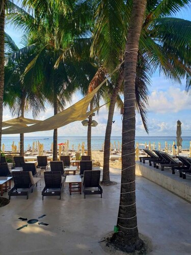 GEM w Pool near BEACH & 5th Ave. Hi-speed Wifi, Top-Notch  LOCATION. KIDs OK!