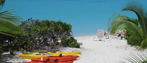 Plage, chaises longues, serviettes de plage