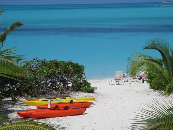 Ubicación a pie de playa, tumbonas y toallas de playa