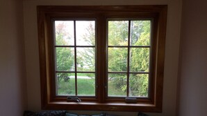 Una habitación con ventana que da a un paisaje verde.