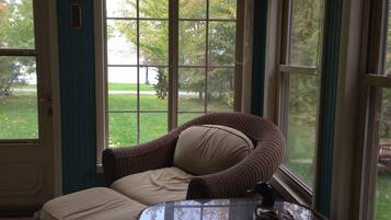 TV, peis, bøker og stereoanlegg