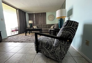 TV, DVD player, books - Whaler - 2 bedroom condo on the beach (Gulf Shores)