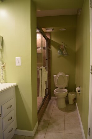 Hair dryer, towels, soap, toilet paper - Whaler - 2 bedroom condo on the beach (Gulf Shores)