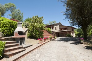 Property grounds - Amazing countryside villa with private pool in Tuscany between Arezzo & Florence (Stia)
