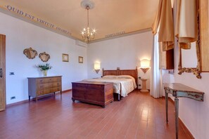 3 quartos, ferros/tábuas de passar roupa, berço de viagem