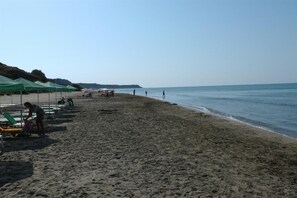 Playa en los alrededores, camastros y toallas de playa