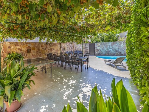 Villa in Peroj mit Pool am Strand