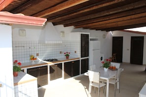 Fridge, oven, stovetop, electric kettle