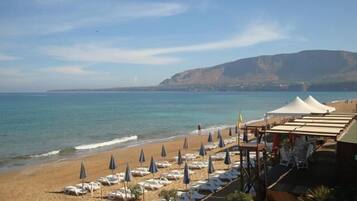 Una spiaggia nelle vicinanze, lettini da mare