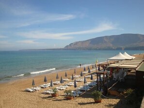 Una playa cerca, sillas reclinables de playa