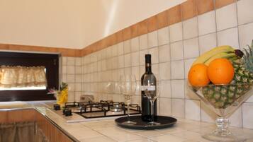 Kühlschrank, Ofen, Herdplatte, Wasserkocher