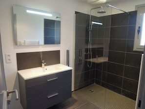 Bathtub, hair dryer, towels