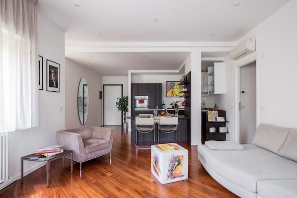 Smart TV - The Jasmine Terrace Retreat: elegant and quiet apartment in the city center (Bologna)