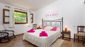 2 bedrooms, iron/ironing board, WiFi, bed sheets