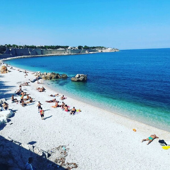Playa en los alrededores, camastros y toallas de playa