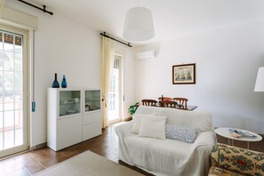 Smart TV, books, stereo