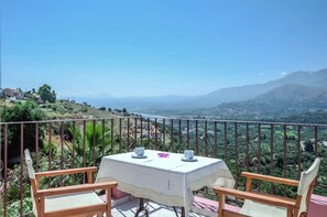 Outdoor dining - ☀️ Astrostudio 3 Chania  ☀️ Sea and mountain view, Georgioupoli, Crete (Georgioupoli)