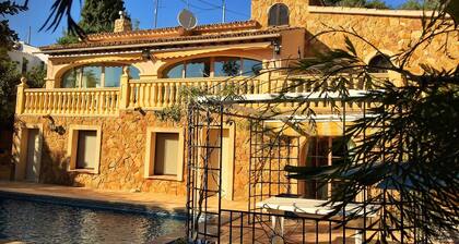 Villa authentique,AC,WIFI, trÚs privé,jardin tropical,piscine privé,mer à 1km