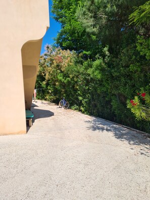 Property grounds - Pleasant apartment in very quiet residential area. (Arles)