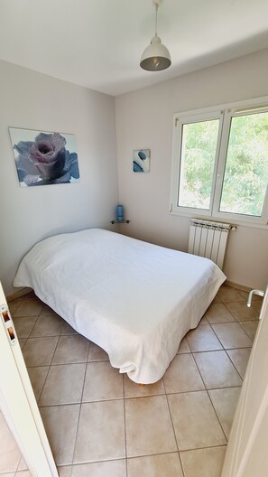 1 habitación, tabla de planchar con plancha y wifi gratis