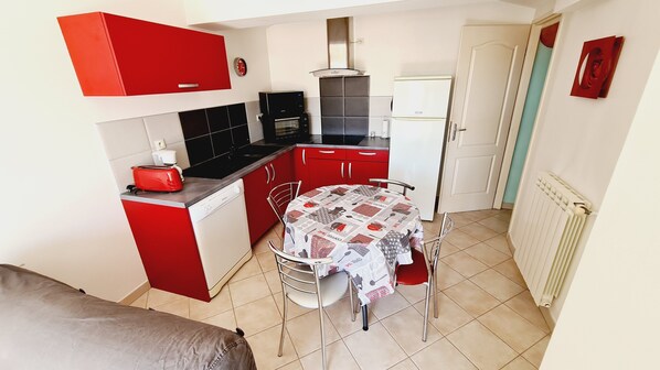 Refrigerador, microondas, horno, placa de cocina