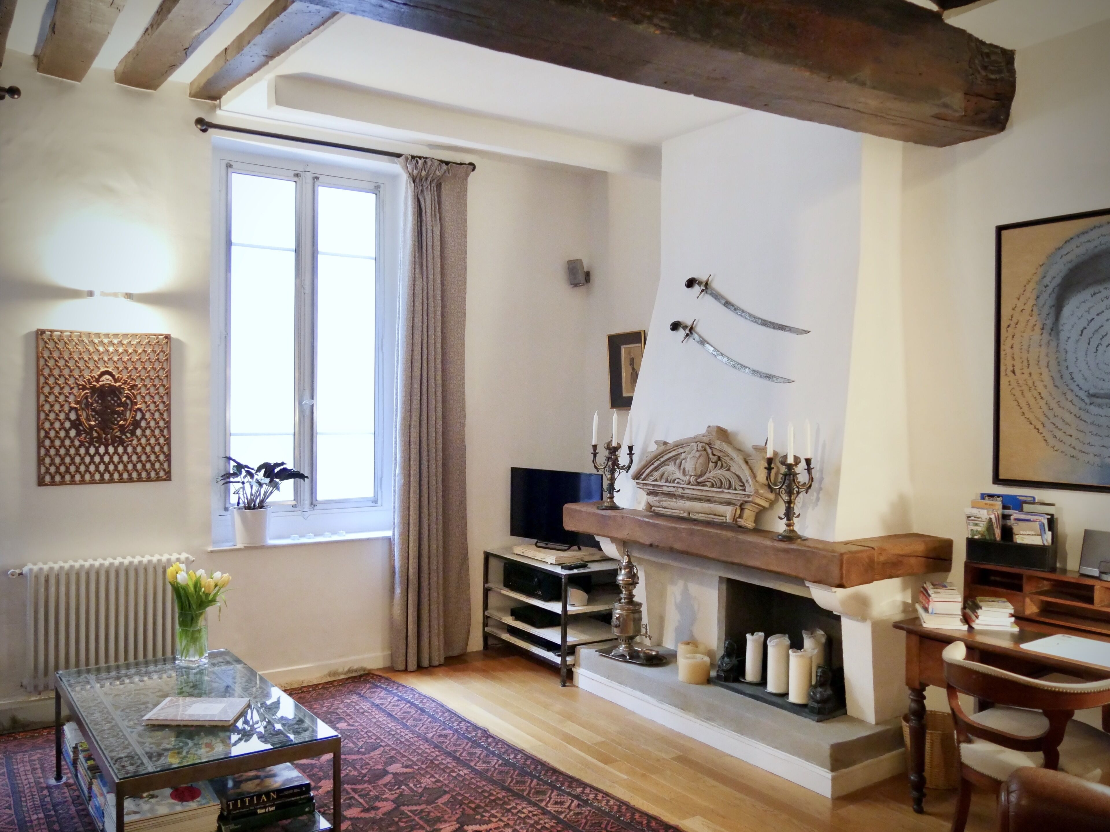 Fernseher, Kamin, DVD-Player, Bücher