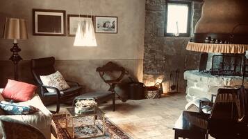 Smart TV, caminetto, libri