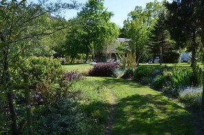 Property grounds - Comfortable Barn, Ashdown Forest, Fantastic Local Pub, Excellent For Walkers (Danehill, Haywards Heath)