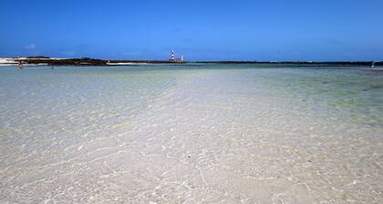 Cozy Villa in Lajares with private jacuzzi and garden, offers in September.