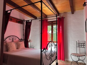 2 bedrooms, in-room safe, iron/ironing board, free WiFi